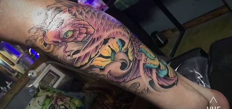 锦鲤纹身图片_成品腿部传统蚌埠彩色莲花纹身图案