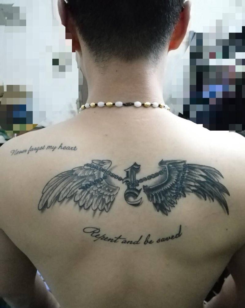 天使与魔鬼的翅膀纹身图片_肩部背部Old SchoolNew School字母翅膀天使与魔鬼纹身图案