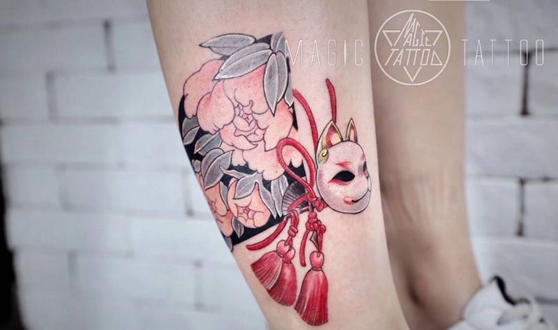 狐狸·扇纹身图片_腿部老传统狐狸扇吉祥结纹身图案