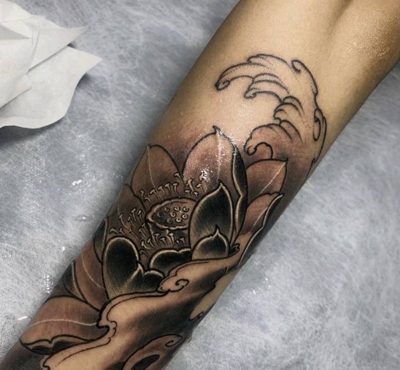 荷花纹身图片_新传统纹身图案