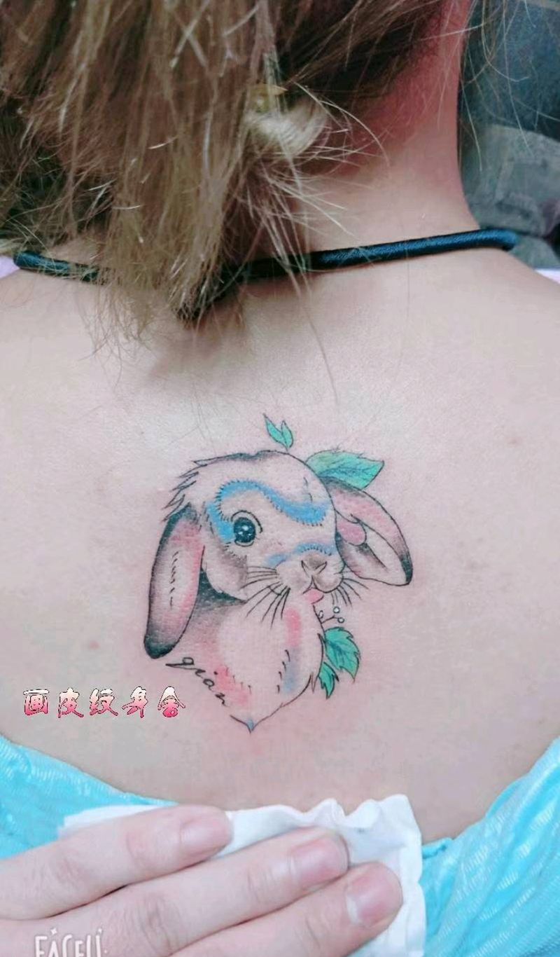 清新小兔子一枚纹身图片_颈部清新动物原创纹身图案