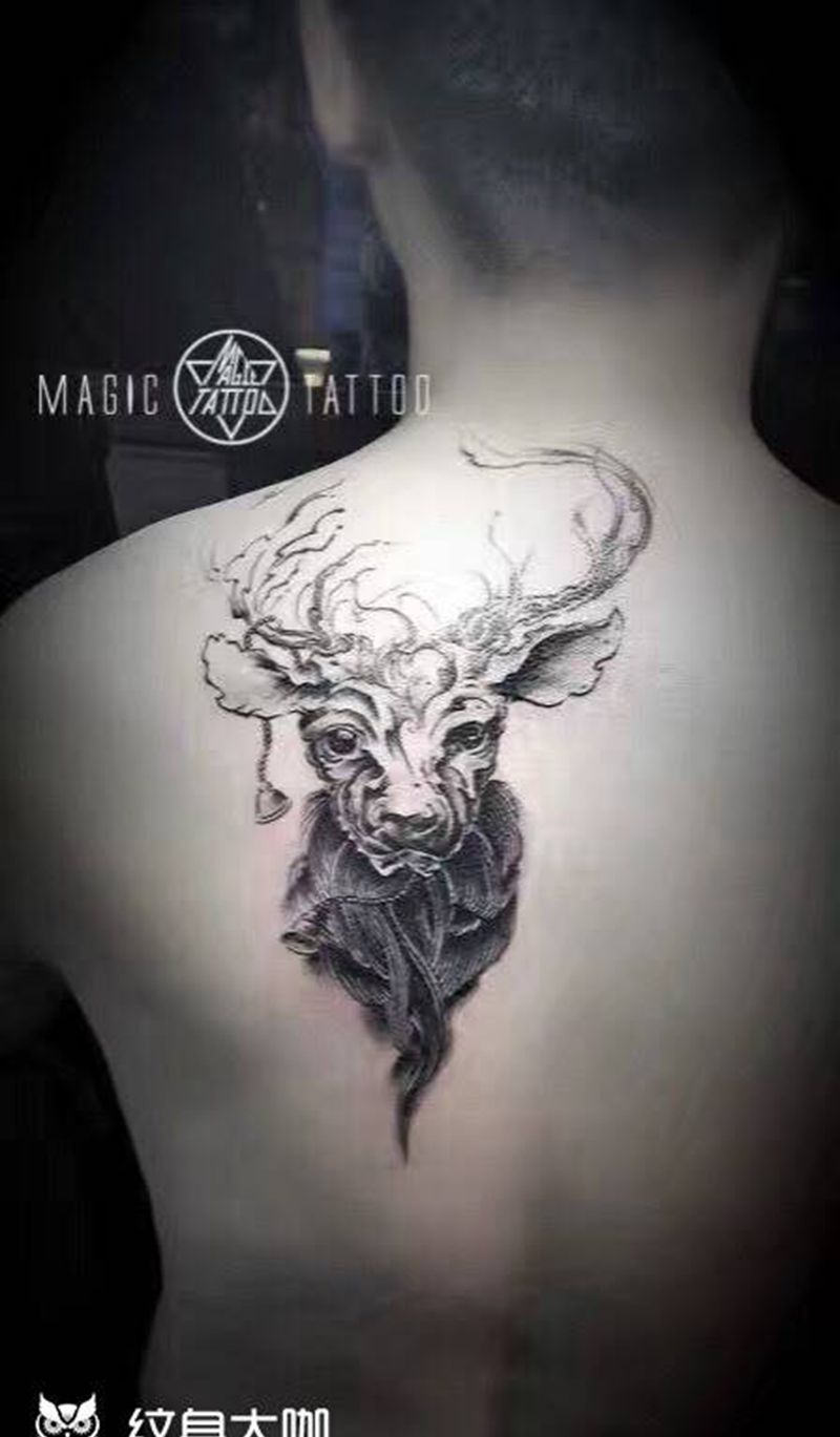 鹿 遮盖纹身图片_肩部背部欧美动物蚌埠纹身图案
