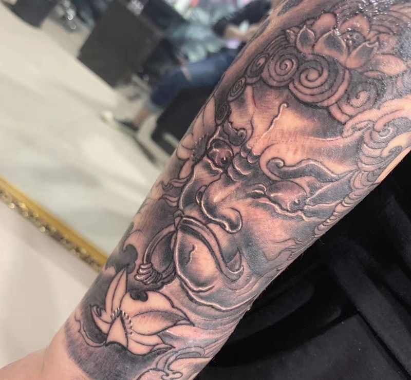 大臂不动明王纹身图片