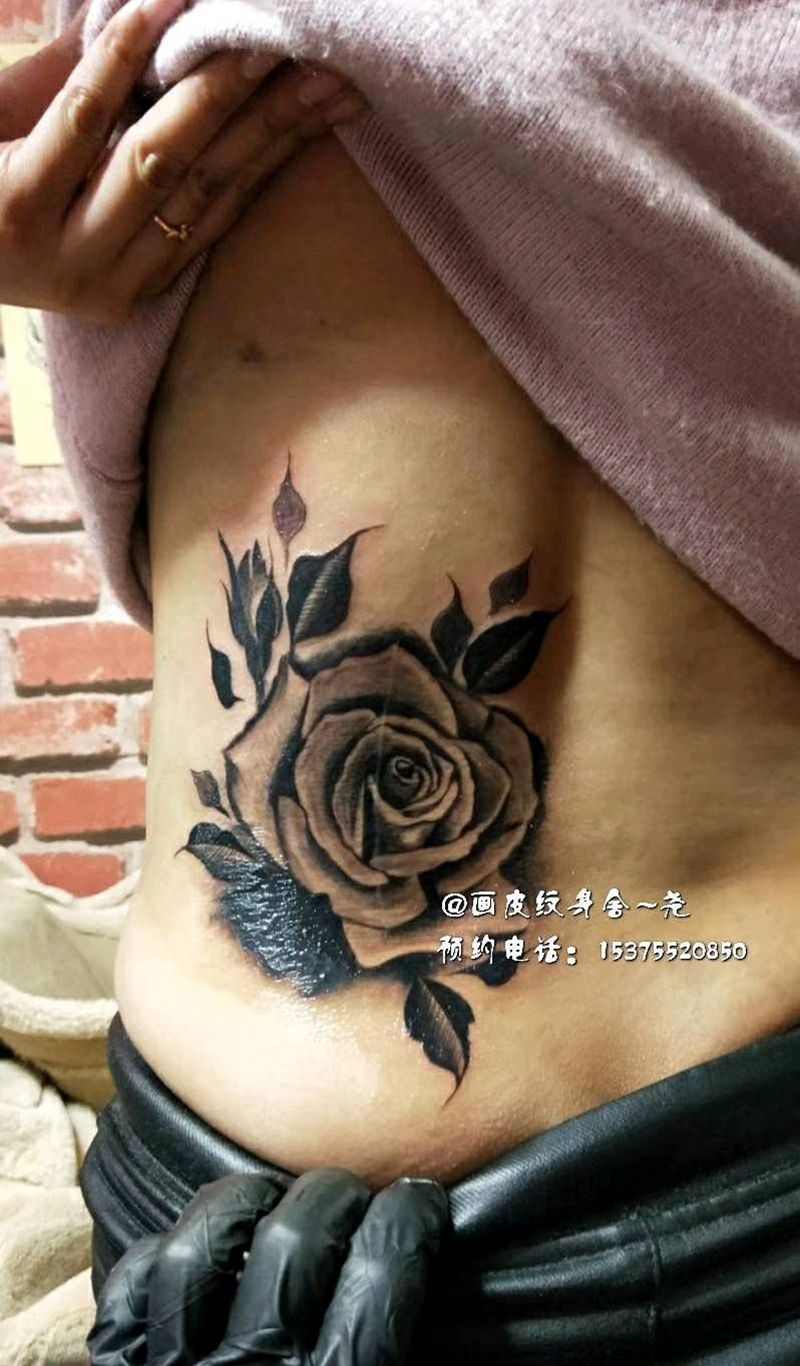 写实玫瑰盖图纹身图片_腰部写实植物原创纹身图案