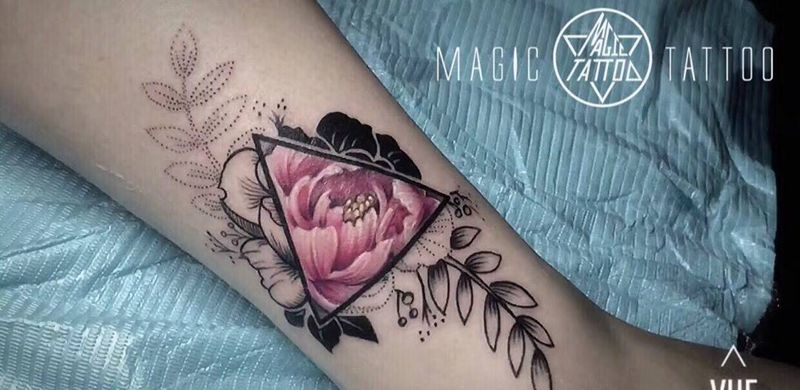 遮盖纹身图片_成品腿部写实遮盖牡丹纹身图案