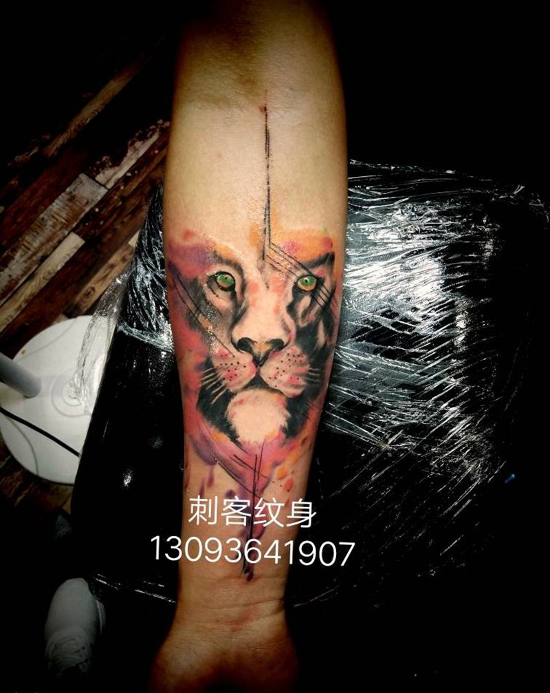 水墨狮子纹身图片_手臂手部欧美动物成品纹身图案