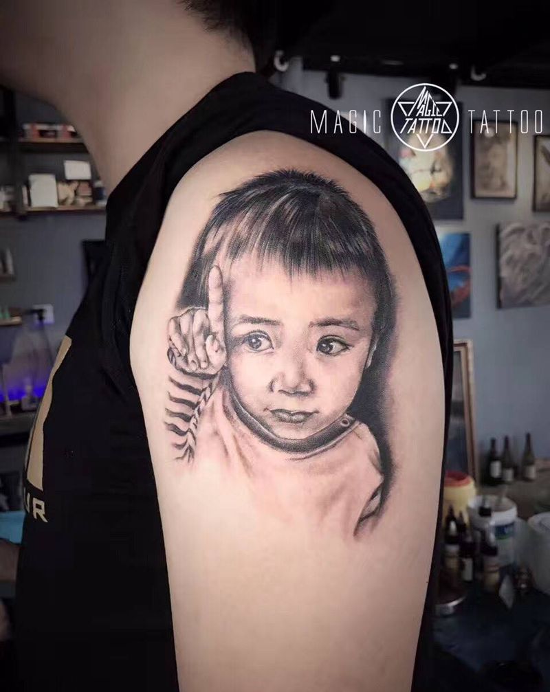 爱孩子的父亲纹身图片_成品手臂肖像蚌埠纹身图案