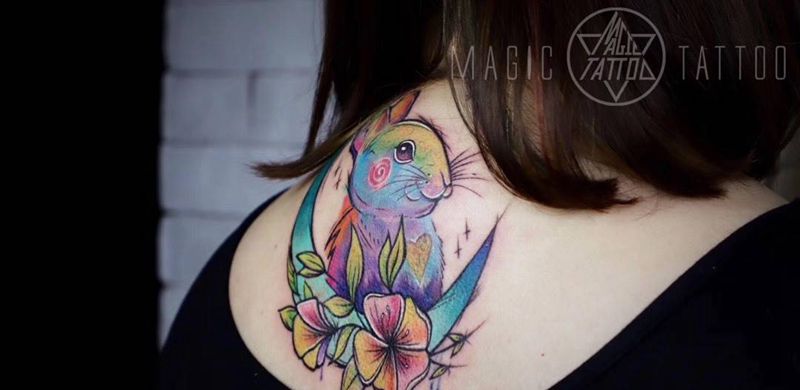 彩色小兔子纹身图片_颈部背部水彩兔子彩色纹身图案