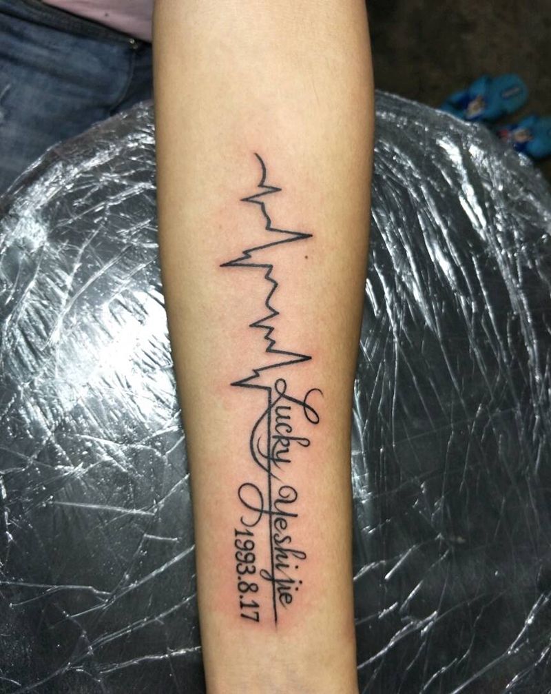 字母加心电图纹身图片