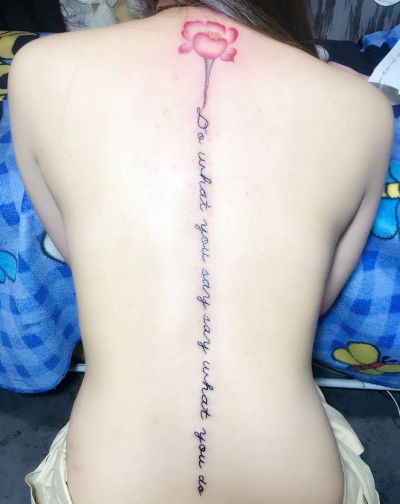 字母和花纹身图片