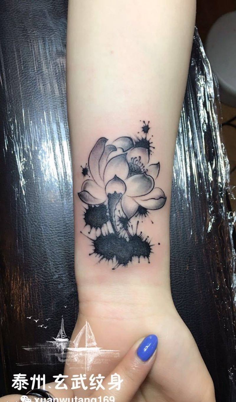 遮盖水墨莲花纹身图片