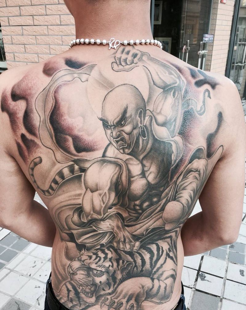 伏虎罗汉纹身图片_成品背部传统鬼神纹身图案