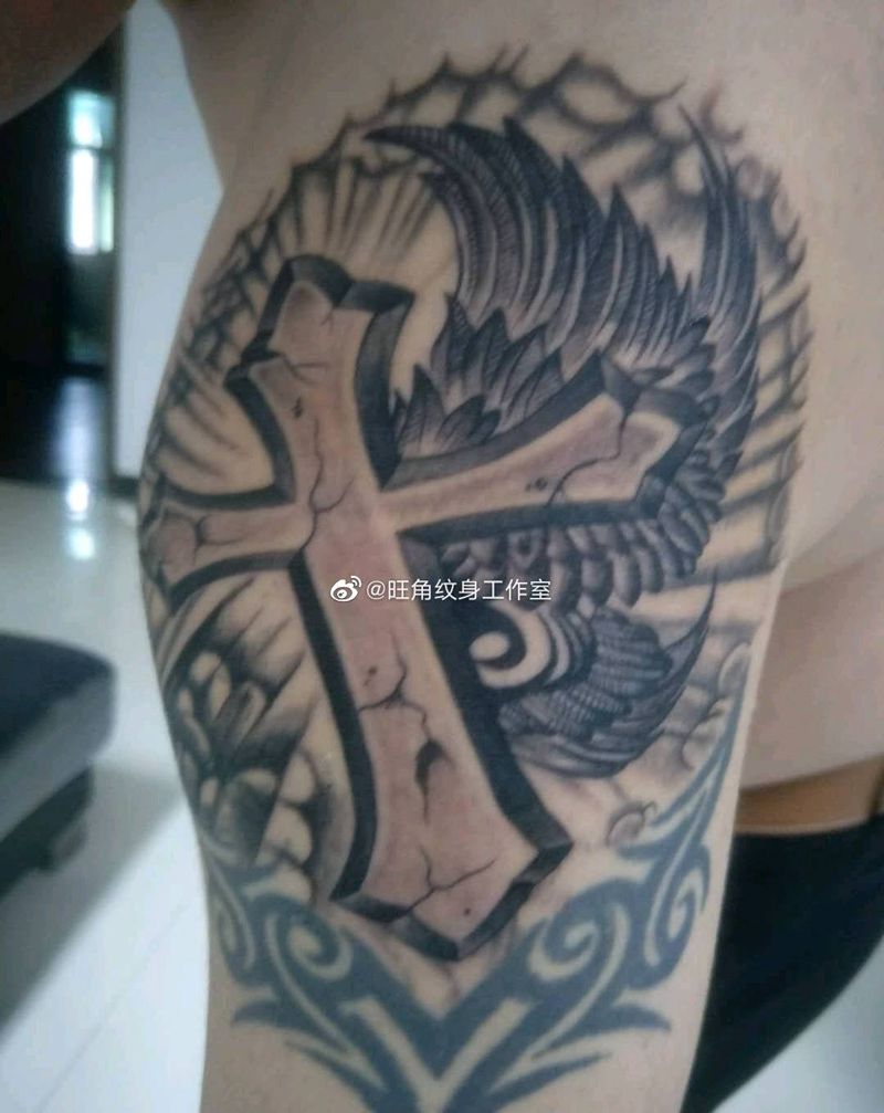 添加十字架图案纹身图片_手臂纹身图案