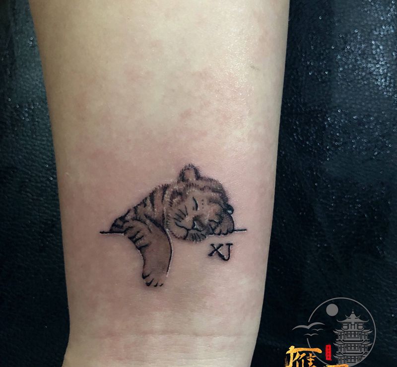 大脑斧纹身图片_手臂纹身图案