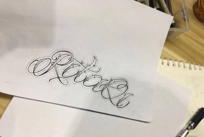 遮盖-花体字纹身图片_背部花体字纹身图案