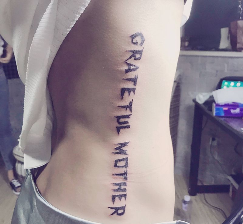 字体纹身图片_腰部感恩母亲纹身图案