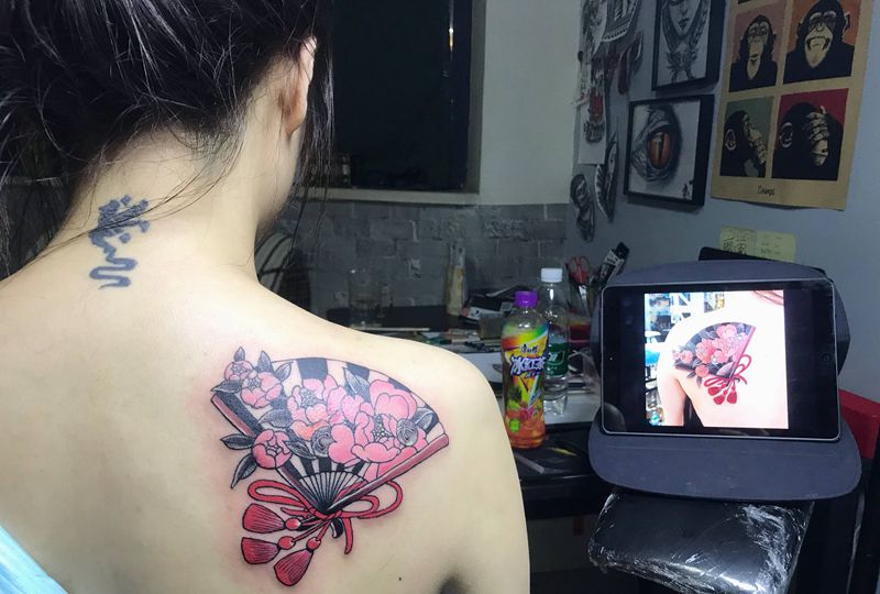 扇纹身图片_彩色背部纹身图案