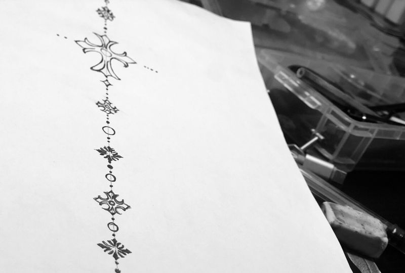 克罗心素材设计纹身图片_背部点刺纹身图案