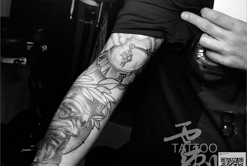 黑灰写实纹身图片_手臂欧美写实纹身图案