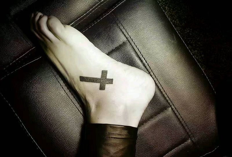 十字架遮盖纹身图片_脚部欧美几何遮盖成品纹身图案