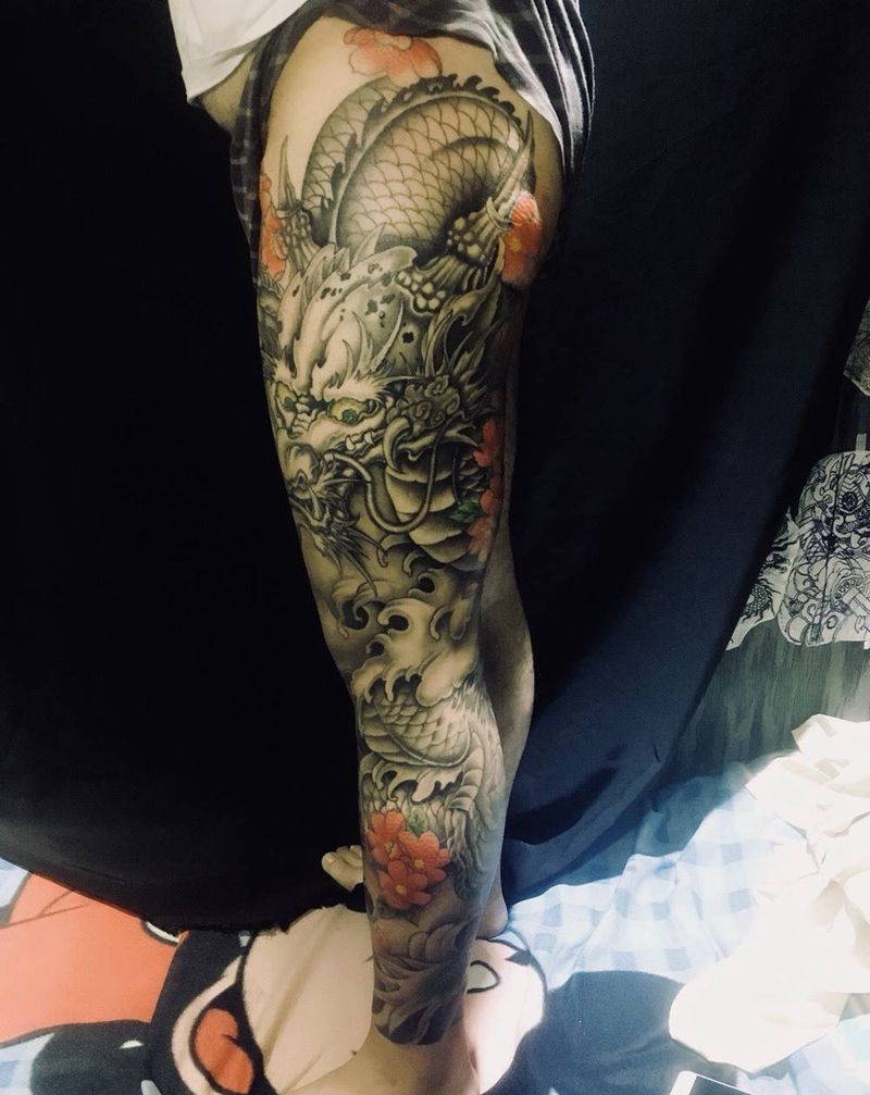 花腿盘龙纹身图片