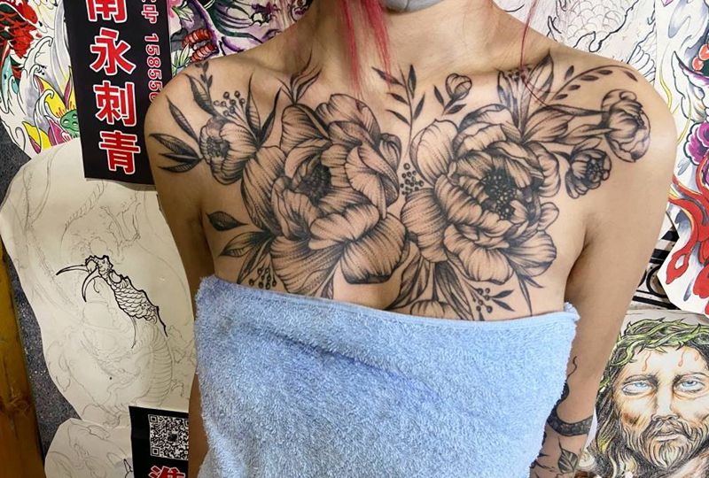 花胸纹身图片_点刺纹身图案