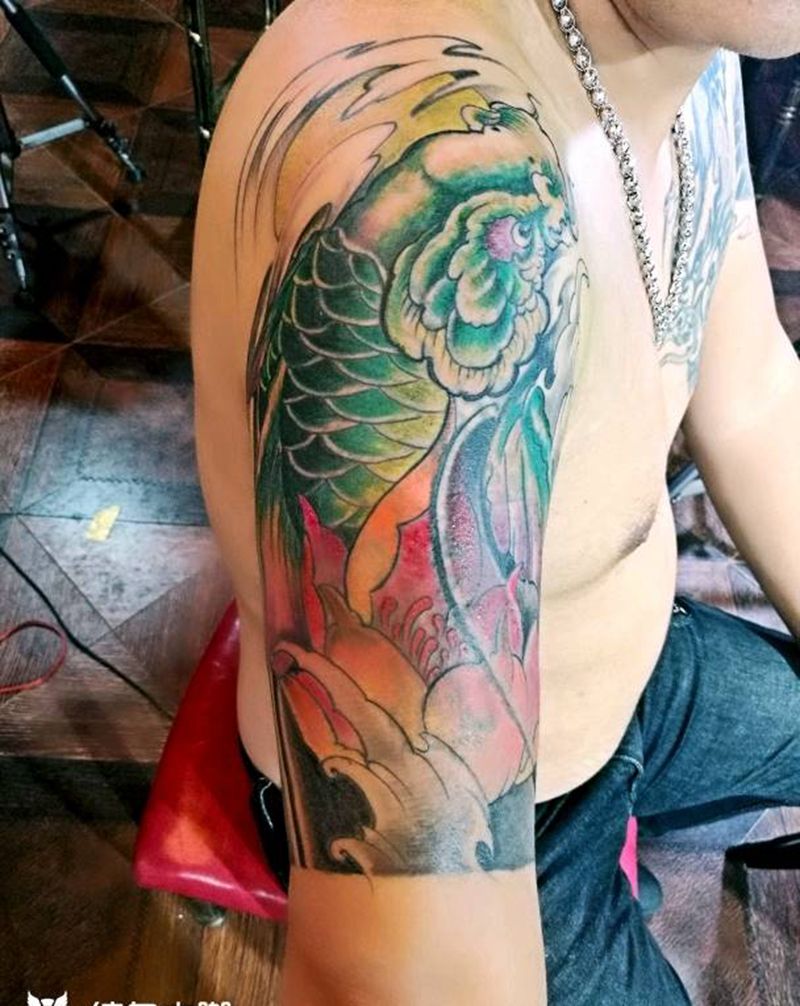 大臂遮盖鲤鱼～纹身图片