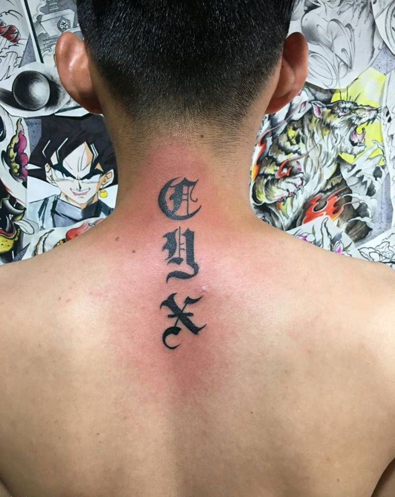 帅哥的花体字纹身图片