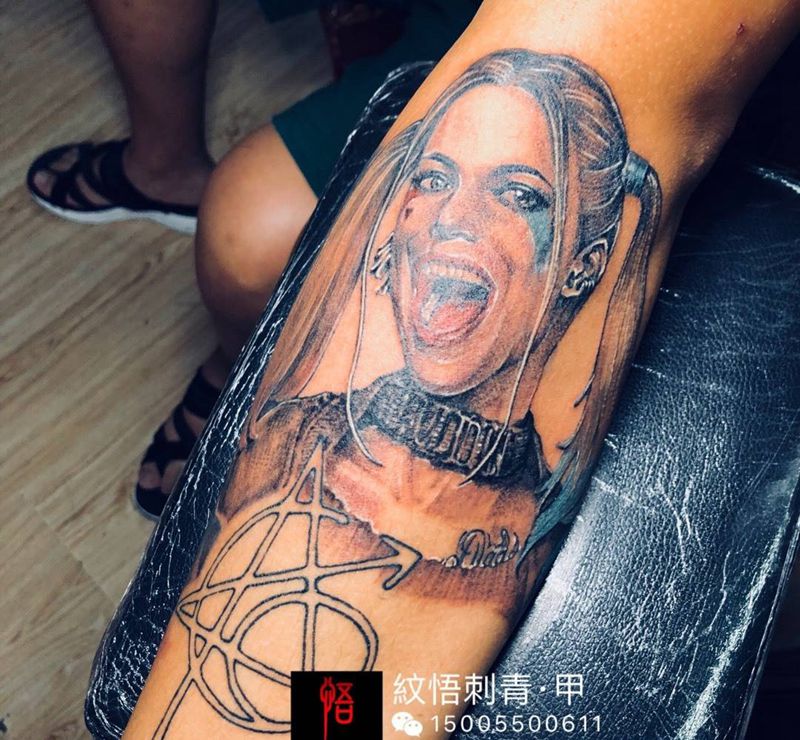 小丑女纹身图片_成品手部手臂欧美肖像写实人物字符纹身图案
