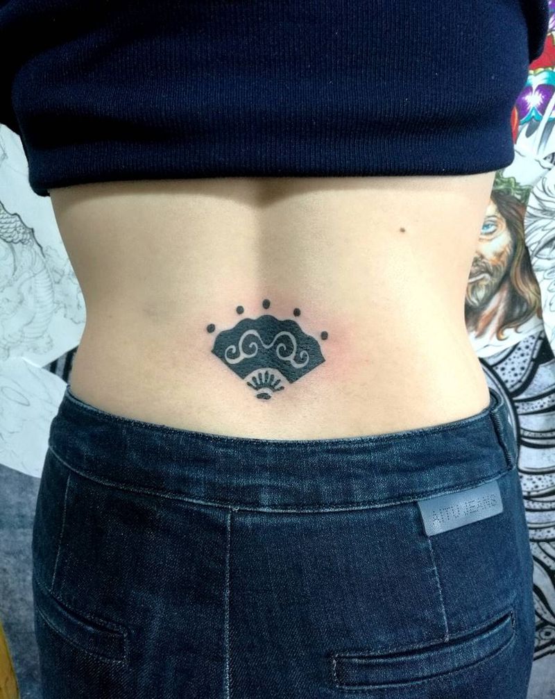 后腰～扇子纹身图片