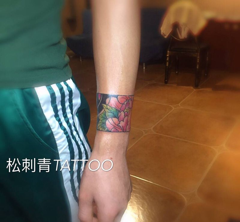 臂环纹身图片