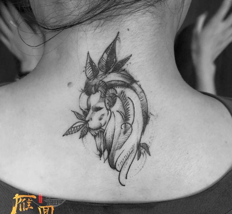 遮盖小狮子纹身图片_颈部点刺几何纹身图案