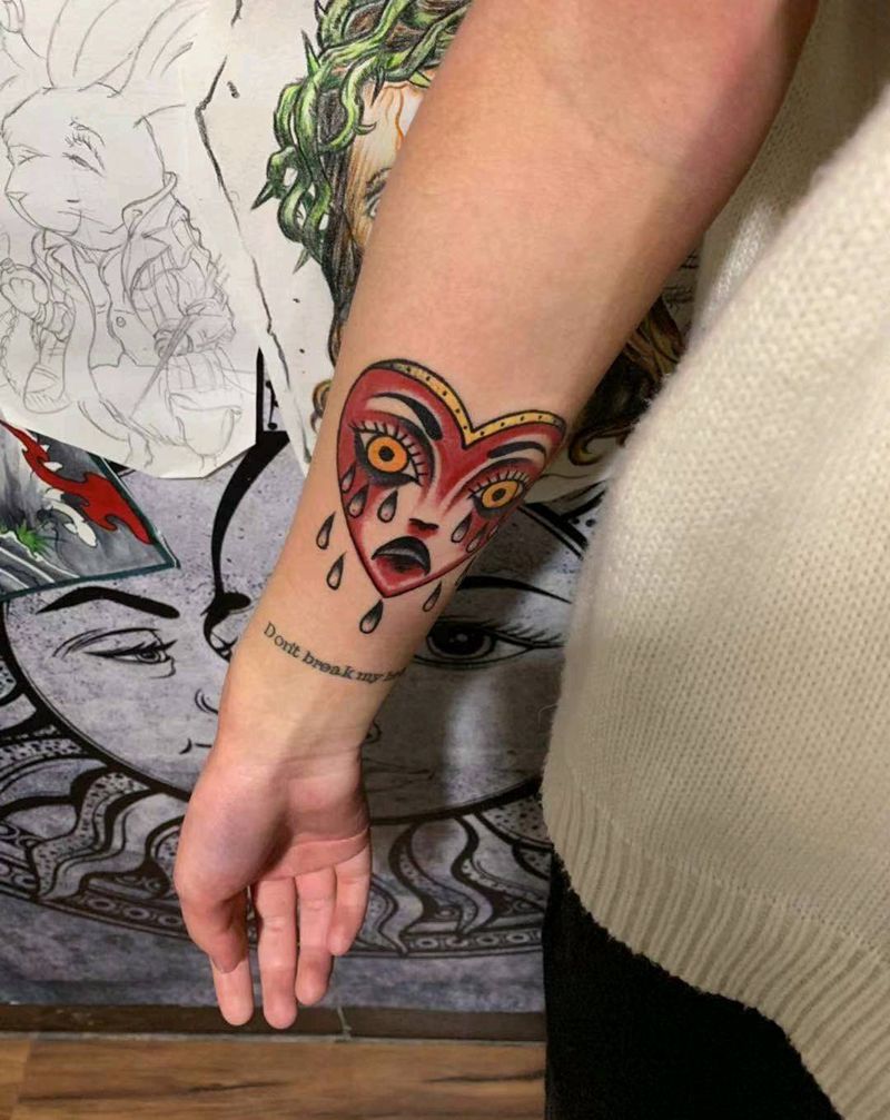 哭泣的心纹身图片_手部纹身图案