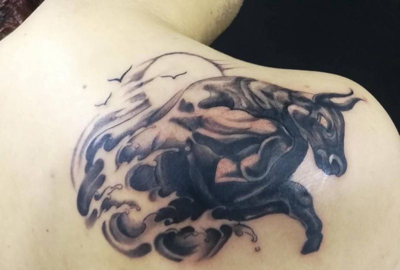 牛纹身图片_成品背部习俗动物纹身图案