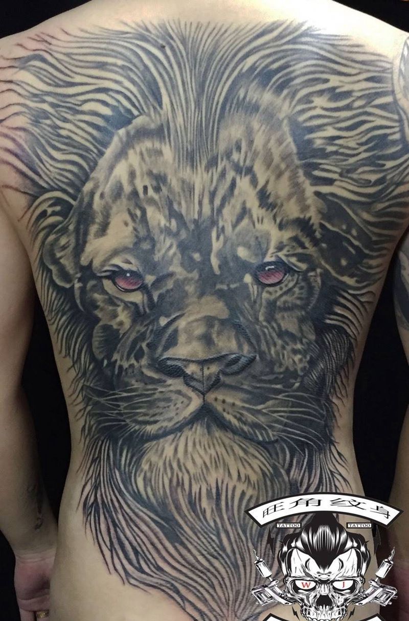 满背狮头纹身图片