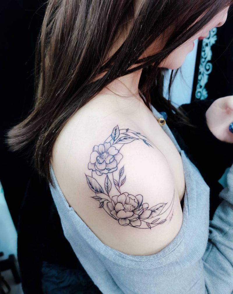 月亮花纹身图片_肩部点刺几何纹身图案