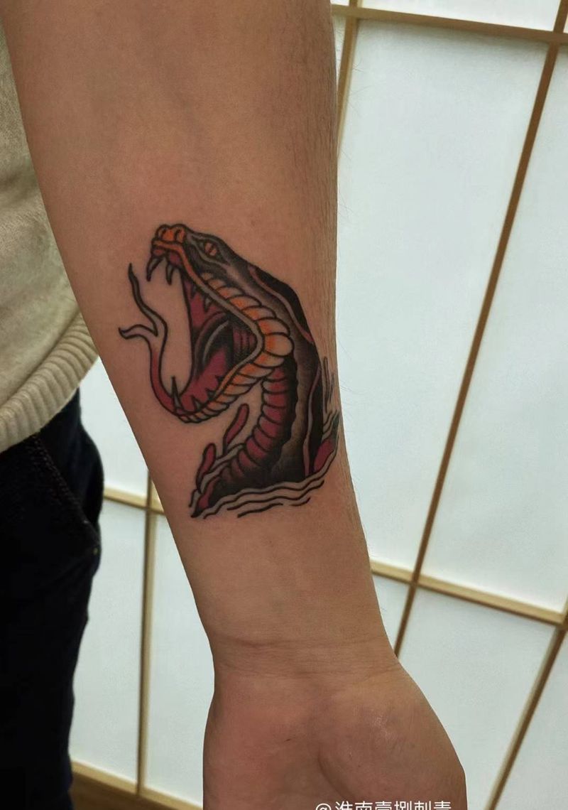 蛇纹身图片_手臂Old School纹身图案