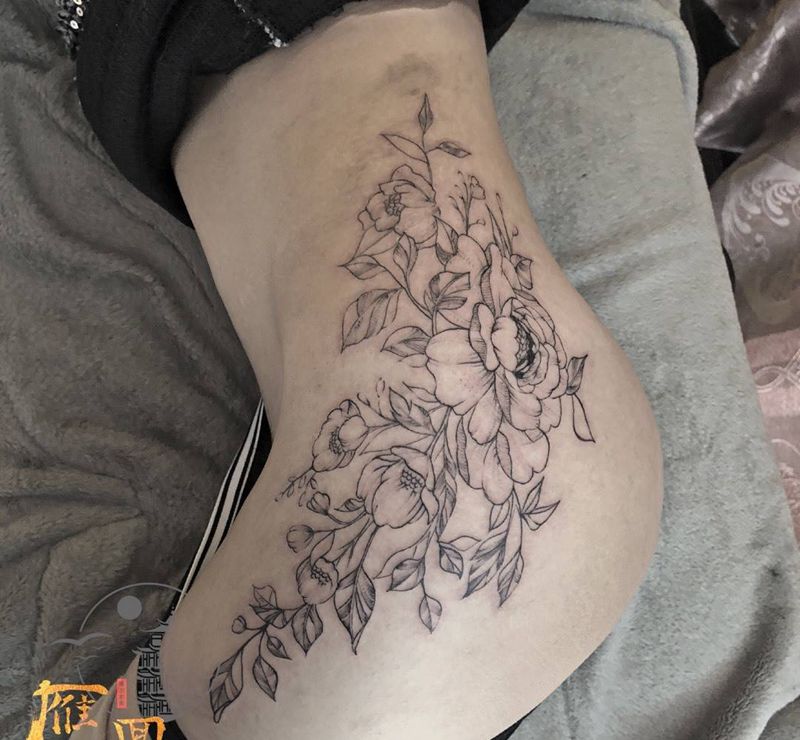 几何-牡丹纹身图片_腰部点刺几何纹身图案