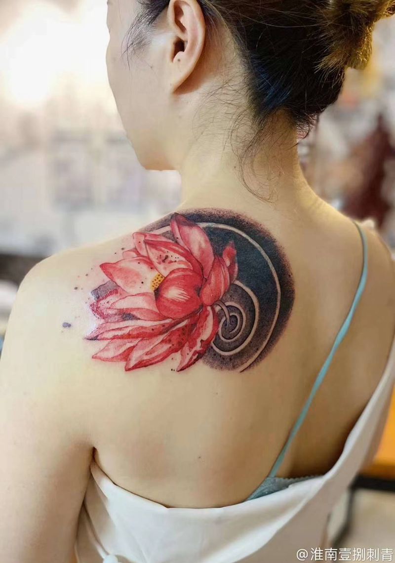 荷花遮盖纹身图片_背部水彩纹身图案