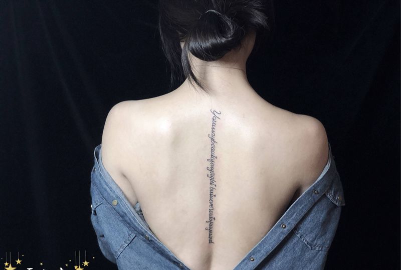 后背字母纹身图片