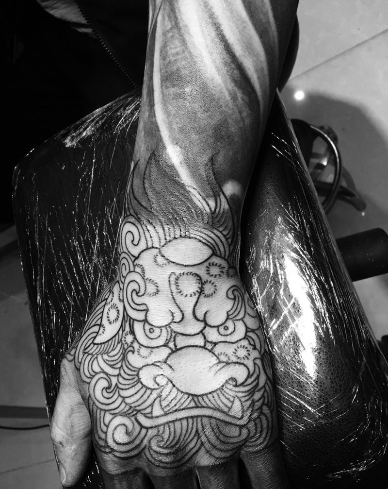 包手面唐狮纹身图片