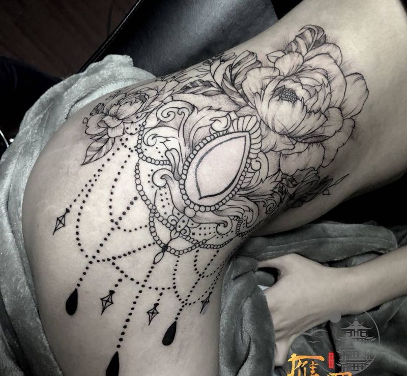 几何-蕾丝纹身图片_腰部点刺几何纹身图案