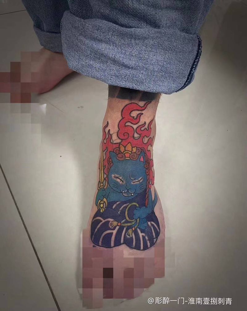 不动喵纹身图片_脚部老传统纹身图案