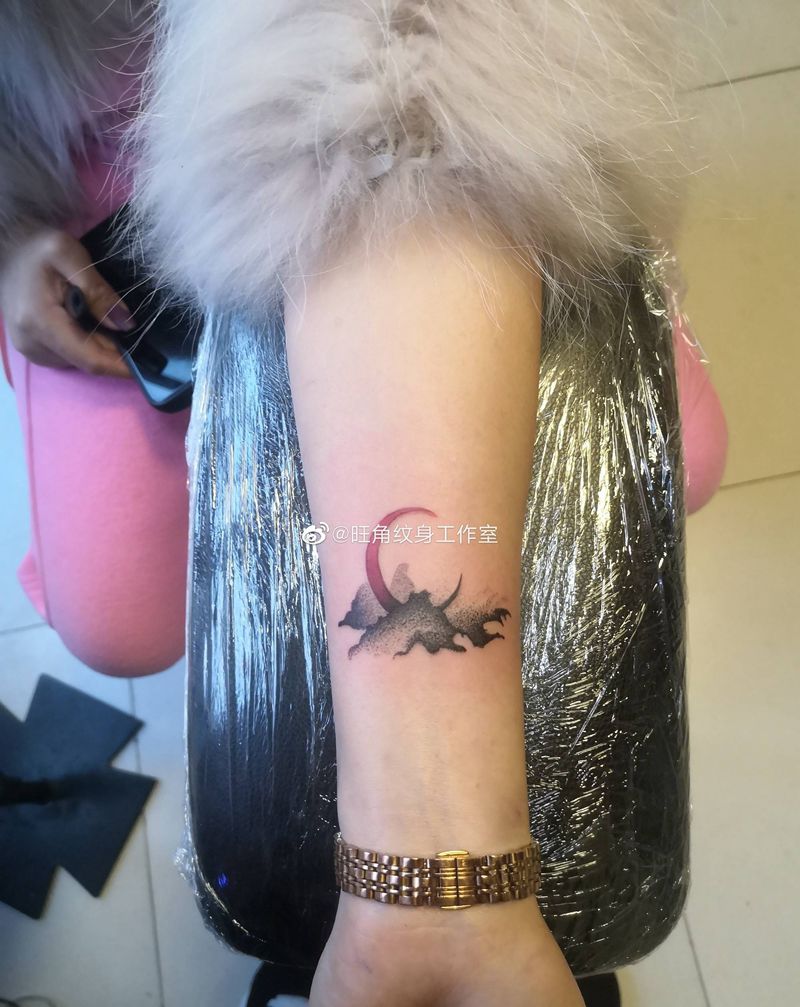 月亮云雾纹身图片_手臂纹身图案