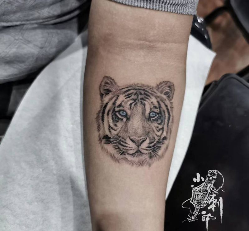 虎头纹身图片_手臂欧美写实点刺纹身图案