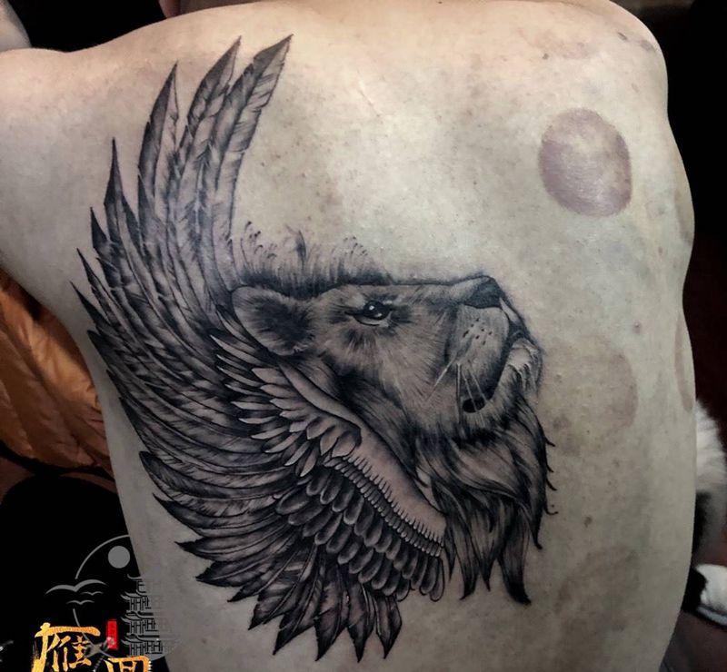 自由的狮子纹身图片_肩部背部欧美写实纹身图案