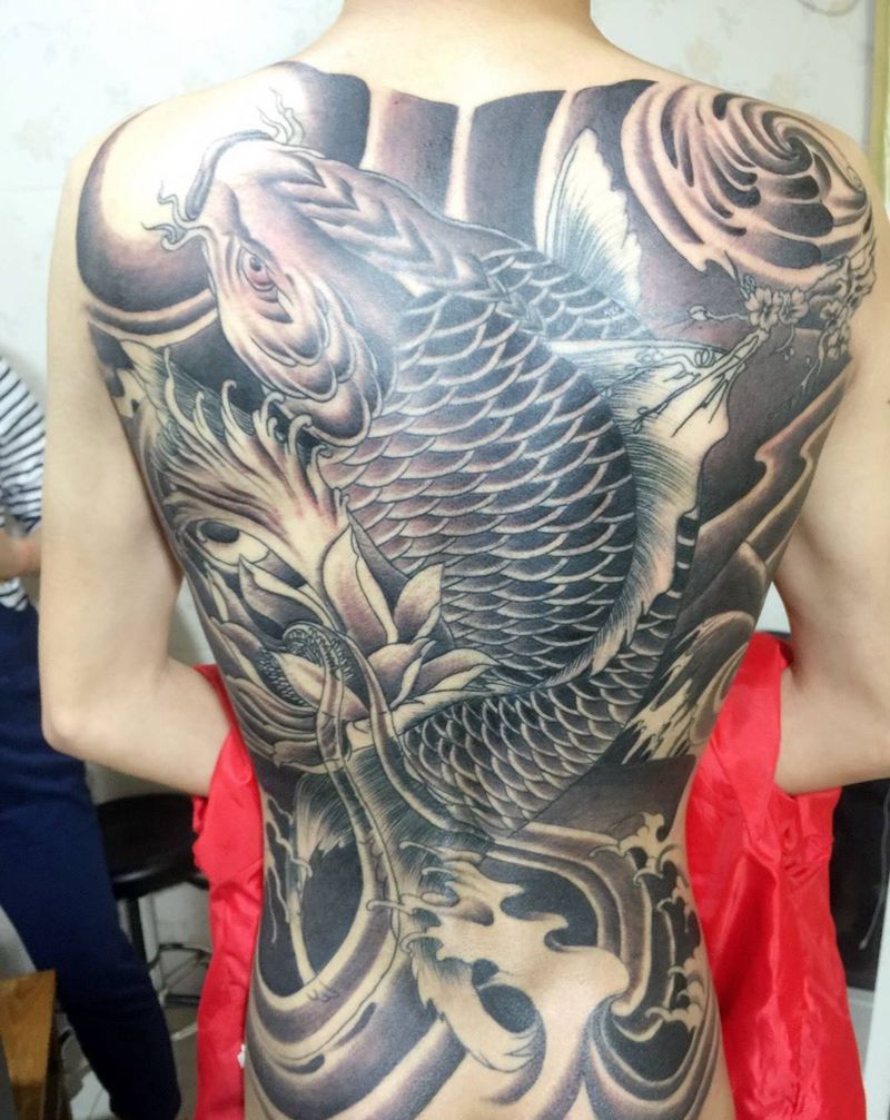 满背鲤鱼纹身图片