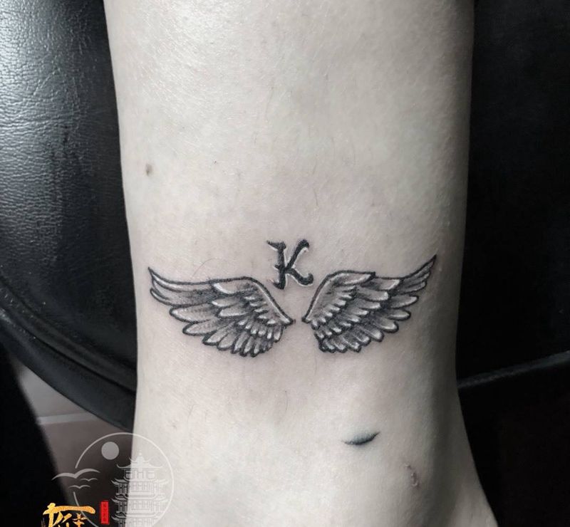 小翅膀纹身图片_脚部点刺几何纹身图案