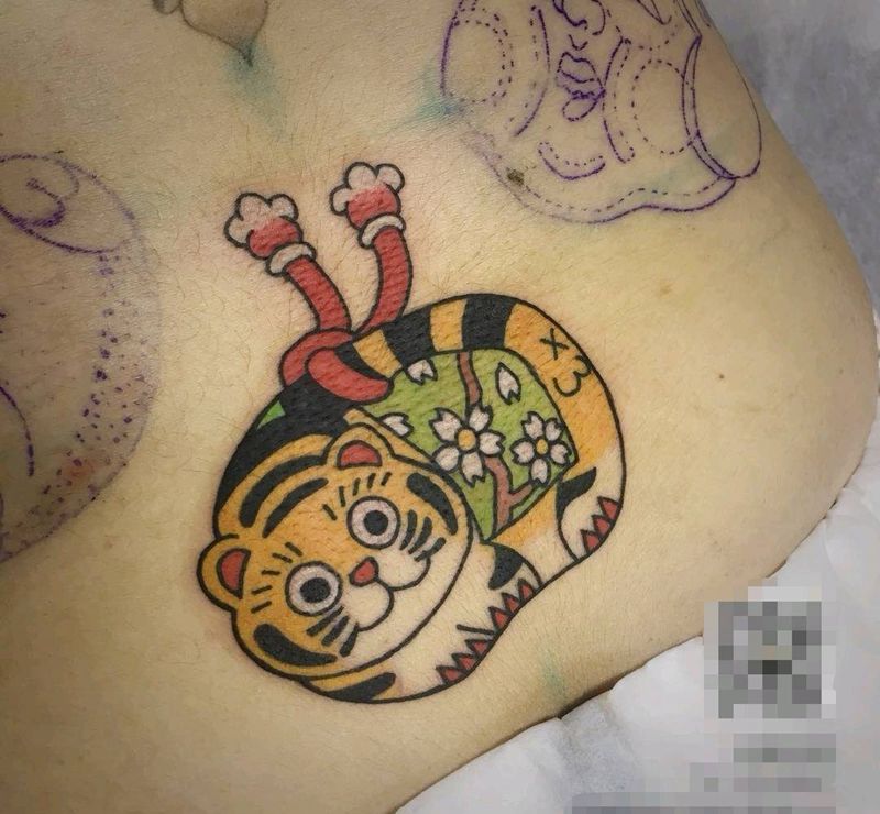 小老虎 火男和丑女纹身图片_腰部老传统纹身图案