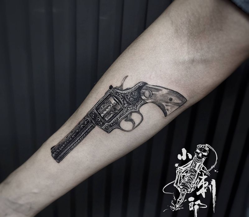 单针素描左轮手枪纹身图片_手臂点刺纹身图案